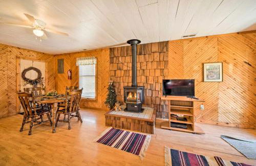 The Burgundy Cabin Iowa Retreat Pond and Fire Pit - Foto 1