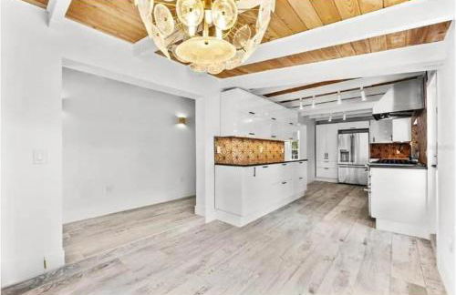 Blue Lagoon Hideaway 3BR Coastal Chic Retreat - Photo 15