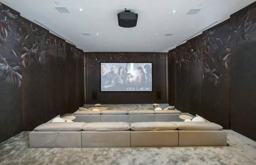 Ultra-Luxurious BH Estate with Pool, Theatre, Views - Foto 78