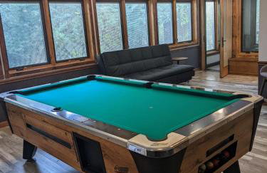Walk to K-State, Sleeps 12, Pool Table, Hot Tub - Foto 36