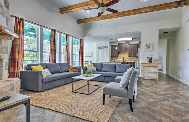 Gorgeous Luxury Home With Hot Tub Just 3 Miles to Dtwn! - Foto 25