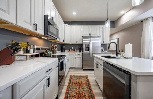 Modern & Stylish - Mins to Downtown - Family Friendly - Photo 3