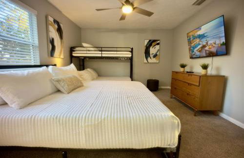 Luxury 4BR Getaway with Heated Pool & Cozy Vibes! - Foto 25