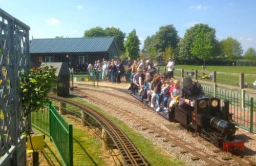 Luxury 2-Bed Apartment with AC, Sleeps 6, Private Garden, Free Parking, Netflix - Photo 13