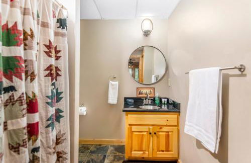 Amazing Creek View Cabin w/ Hot Tub, Firepit & Pool Table - Foto 64