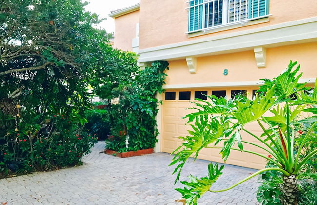 Private-Luxurious Mediterranean Villa - Photo 27