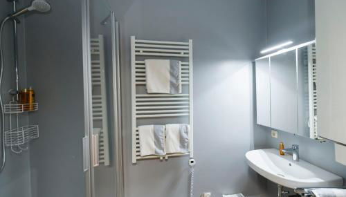 zentrale Ferienwohnung neu renoviert - Foto 3, towels, Shower