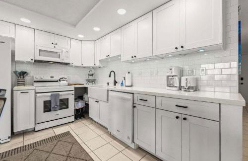 Amazing Beachfront Condo with AC - Photo 12