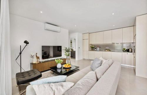 2-Bedroom Beachside Apartment with Pool & Parking - Foto 14