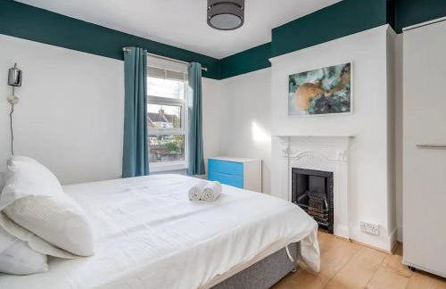 "FurnishedRentals Direct" WiggenHouse Stylish 3 Bedroom house Sleeps 8 with Free Parking, 2 Bathrooms, near to Watford High Street and Watford Football Stadium, Suitable for visiting Harry Potter Warner Bros Studio and London - Photo 18