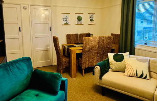 Cherry Blossom Apartment - 3 bed, parking, garden - Photo 25