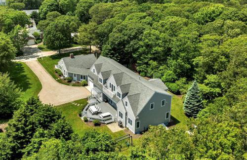 Stay 1 Block from Ocean at 7-Bed Retreat with Yard, Deck and Game Room, Host Up to 22 Across 16 Beds, Gas Fireplace, Gas Grill, Ample Parking, Walk to Menauhant Beach, Perfect for Family Getaway, 24 Hr Hospitality - Foto 70