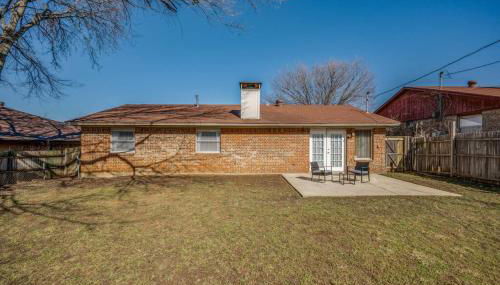 Centrally Located 3BR 2BA - ! - Photo 2