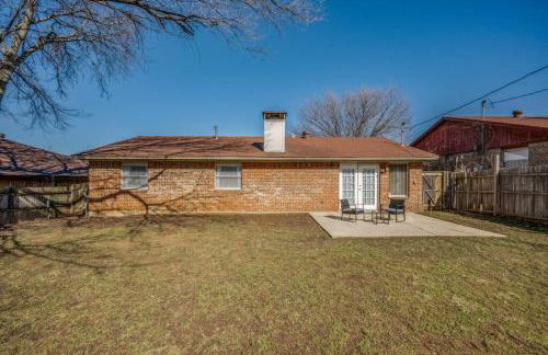 Centrally Located 3BR 2BA - ! - Photo 2