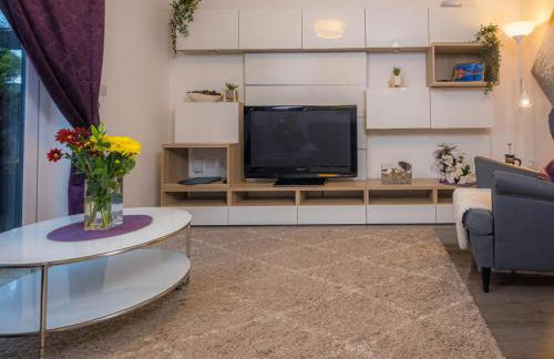 Modern 2 Bed House with Parking and Garden - Photo 7