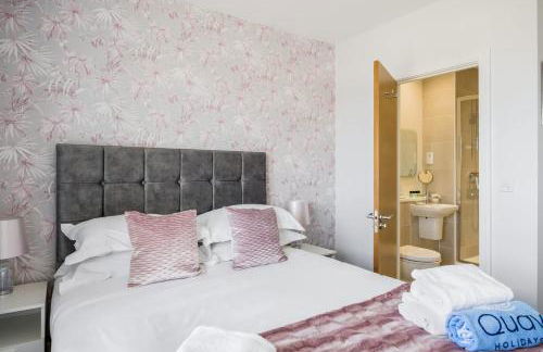 Sun-Soaked- Charming Views Overlooking the Harbour - Photo 18