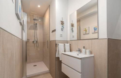 Stunning Beachfront apartment with Sea Views - Foto 13