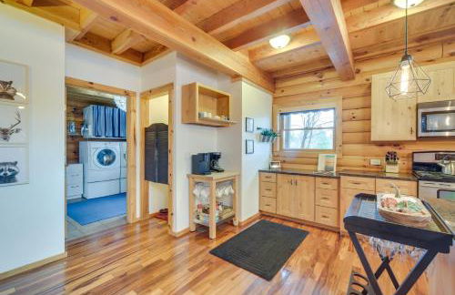 Modern Log Cabin with Rec Room, Steps to Lake! - Foto 7