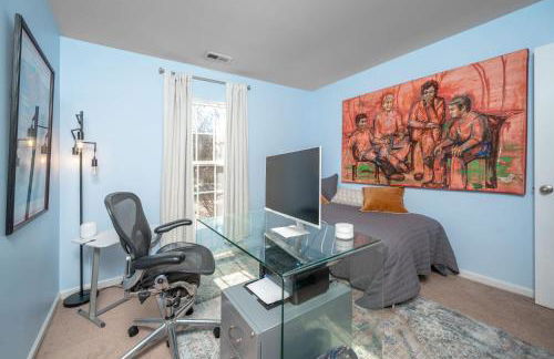 Modern 3-BR Townhome w Private Backyard Near RTP - Foto 32