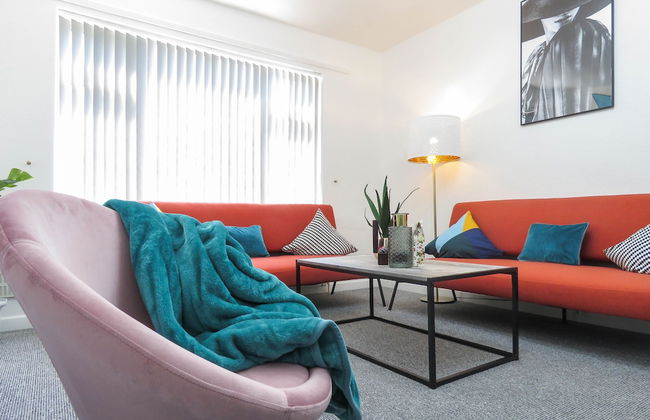 Tudors eSuites 4 Bedroom House with Garden & 9 Beds - Foto 25