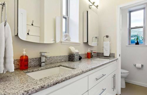 Breathtaking Views of the Pacific Ocean Rooftop Balcony Gourmet Kitchen and Hot Tub overlooking Golf Course - Foto 12