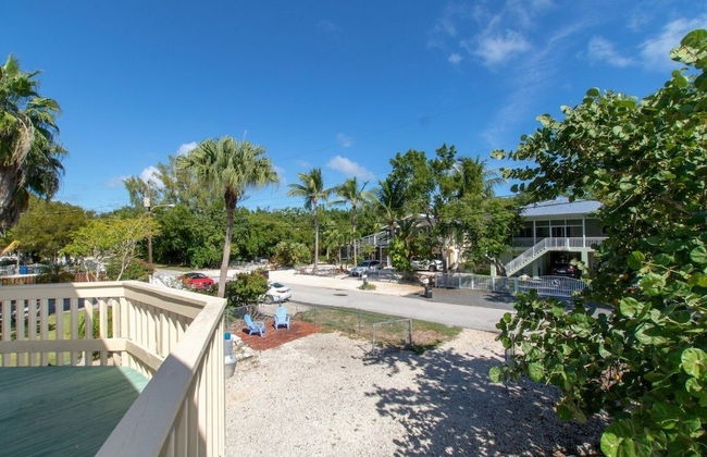 Beautiful Updated Stilted Home Makes For A Super Getaway. 3 Bedroom Home by RedAwning - Foto 45