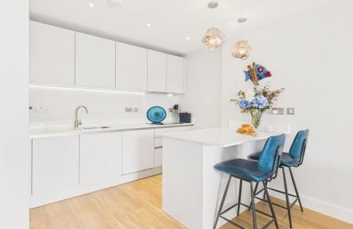 Skydeck at The Liner – Stylish 2-Bed / 2-Bath Top Floor with Panoramic Sea Views - Foto 10