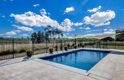 Modern Cabin Near Cheney Lake W Pool and Hot Tub - Foto 30