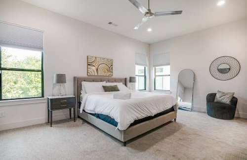 Uptown Modern with Private Patio & 1Gbps Wi-Fi - Foto 24