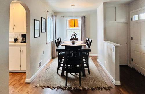 Celebration Chalet! Quant, cozy, a few blocks from BSU and close to downtown Boise, Fireplace, 4 beds, and seating for 6 Pets Welcome! - Photo 6