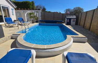 Family Bungalow with Private Pool - Photo 16