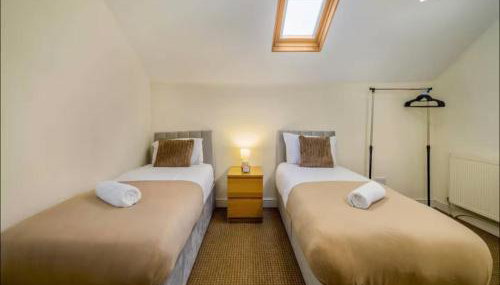 The Red Retreat, 7 Beds, Garden, Free Parking, Contractors, Fast Wifi, Smart TV - Foto 2