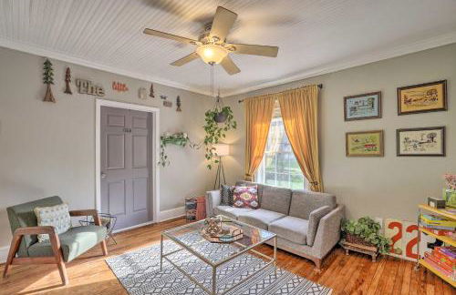 Stylish Woodfin Home with Backyard and Fire Pit - Foto 2