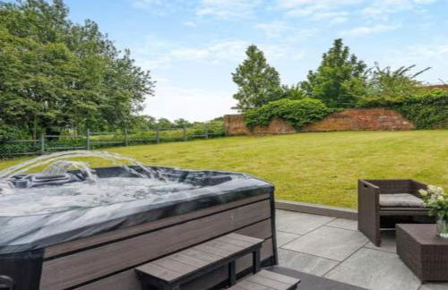 Luxury Country Escape with Hot Tub perfect for Friends and Families - Photo 2