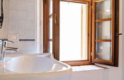 Tranquil Village Stay with Fireplace - Photo 27