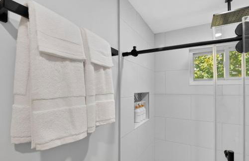 LUX Retreat Home with Yard - Foto 73