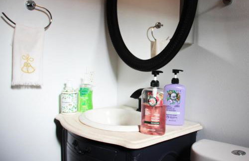 Roomy 2 bedroom 1 bath with private entrance, with fenced yard, and sports court - Foto 16