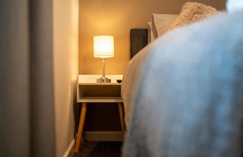 Cosy 3-Bed House With Parking, 5 Mins to QE & Uni - Photo 49