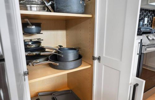 Black House - Downtown Elegance with HotTub and King Beds - Photo 31