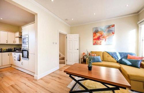 Modern 2BR Apartment for Contractors, Balcony & Fast Wi-Fi, W6 - Foto 9