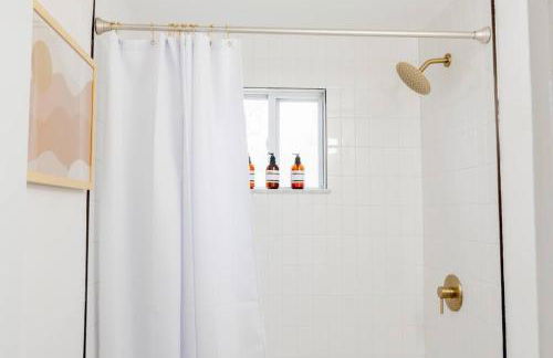 Retro Retreat: 1br home w/ WFH desk, livingroom, and fire pit - Foto 41