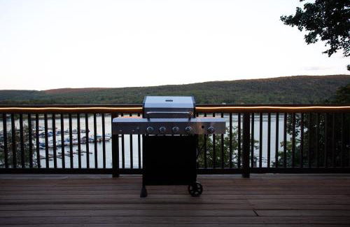 Lakeview Villa with Private Hot Tub, Firepit & Spacious Decks with Breathtaking Cliff Views - Foto 19