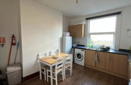 LARGE SELF CATERING HOUSE WITH WiFi CLOSE TO TRANSPORTS - Photo 38