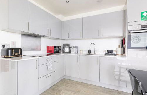 Stylish & Comfortable Top-Floor Flat in Harrow - Photo 33