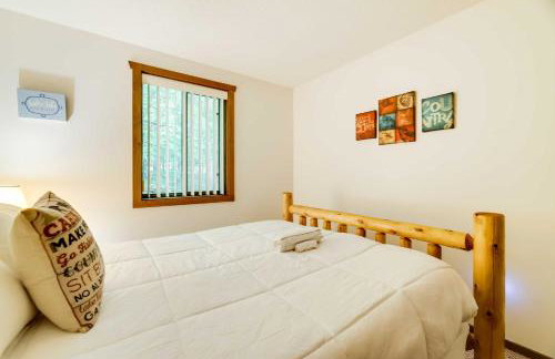 Fire Pit and Games! Secluded Chalet 30 Mi to Montage - Foto 14