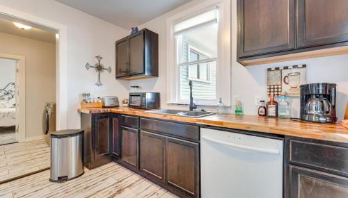 Walk to Downtown Shops and BBQ Home with Fenced Yard - Foto 4