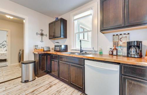 Walk to Downtown Shops and BBQ Home with Fenced Yard - Foto 4