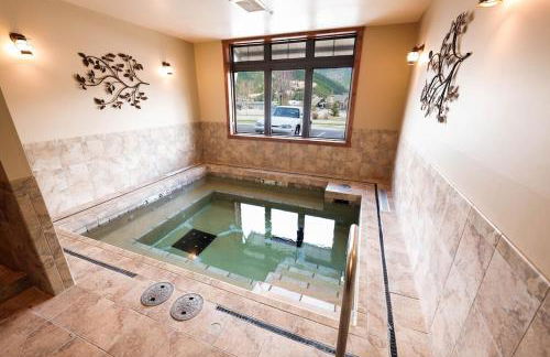 Large Studio Condo with Full Kitchen, Ski, Bike, Beautiful Balcony Views Hottub Fireplace - Foto 15