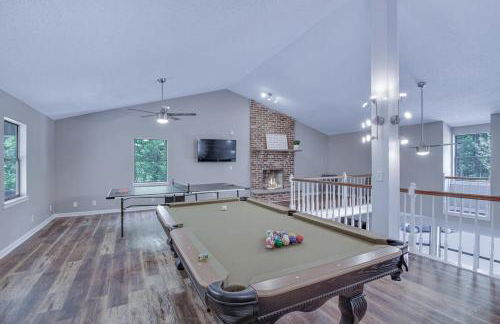 Large Hillside Retreat with Pool and Hot Tub - Foto 41