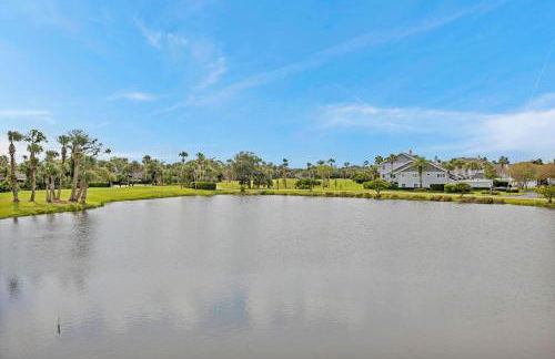 Beachy Vibes - 2BR w lake views & screened sunroom - Foto 44